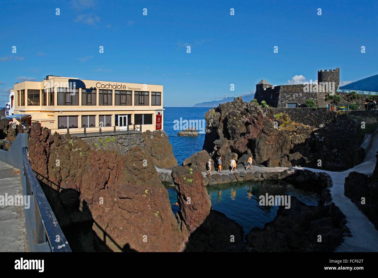 Bassins de lave, Porto Moniz, Madeira, Portugal Porto Moniz est une commune française, située dans le coin nord-ouest de l'île de Madère. Il est situé à l'ouest de Santana et de Machico, et au nord-ouest de Funchal. Banque D'Images
