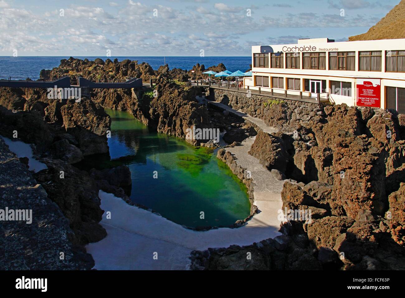 Bassins de lave, Porto Moniz, Madeira, Portugal Porto Moniz est une commune française, située dans le coin nord-ouest de l'île de Madère. Il est situé à l'ouest de Santana et de Machico, et au nord-ouest de Funchal. Banque D'Images