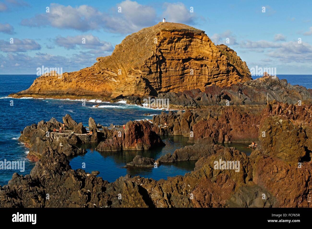 Bassins de lave, Porto Moniz, Madeira, Portugal Porto Moniz est une commune française, située dans le coin nord-ouest de l'île de Madère. Il est situé à l'ouest de Santana et de Machico, et au nord-ouest de Funchal. Banque D'Images