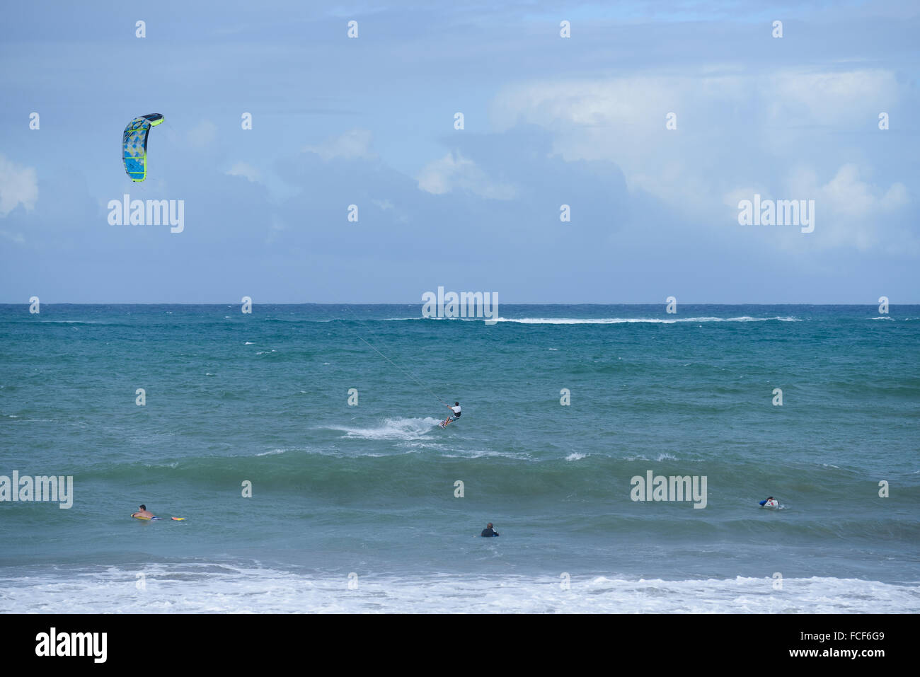 Kitesurf mâle parmi d'autres surfeurs à Dorado, Puerto Rico. L'île des Caraïbes. Le territoire américain. Banque D'Images
