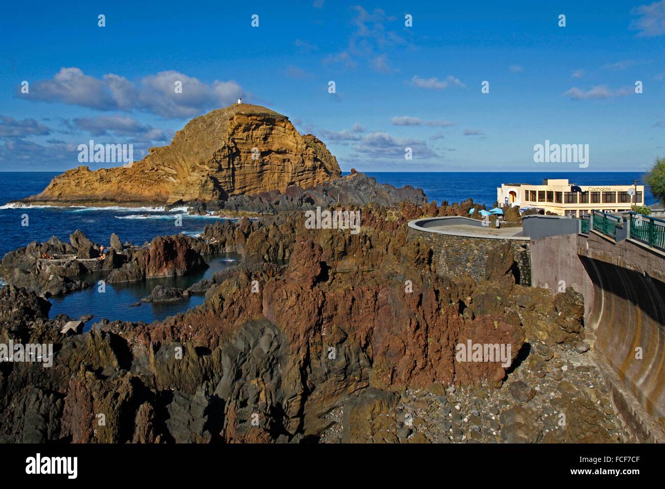 Bassins de lave, Porto Moniz, Madeira, Portugal Porto Moniz est une commune française, située dans le coin nord-ouest de l'île de Madère. Il est situé à l'ouest de Santana et de Machico, et au nord-ouest de Funchal. Banque D'Images