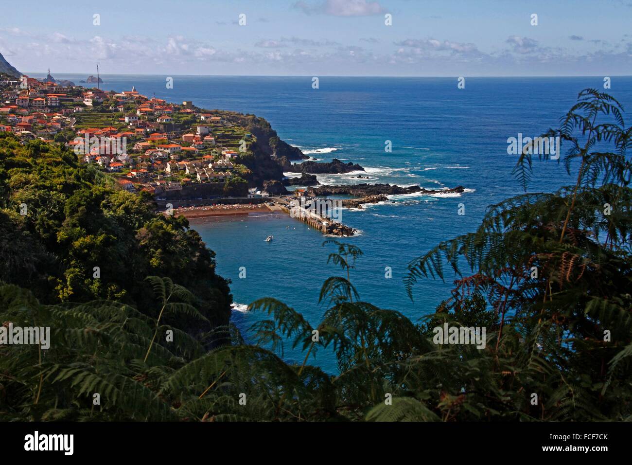 Praia do Club Naval do Seixal est un autre bon choix d'une plage de qualité, situé à proximité de Seixal s port. Une grande piscine naturelle offrant une bonne qualité de l'eau, de maîtres-nageurs durant l'été, de superbes équipements et un excellent accès à la mer. Banque D'Images