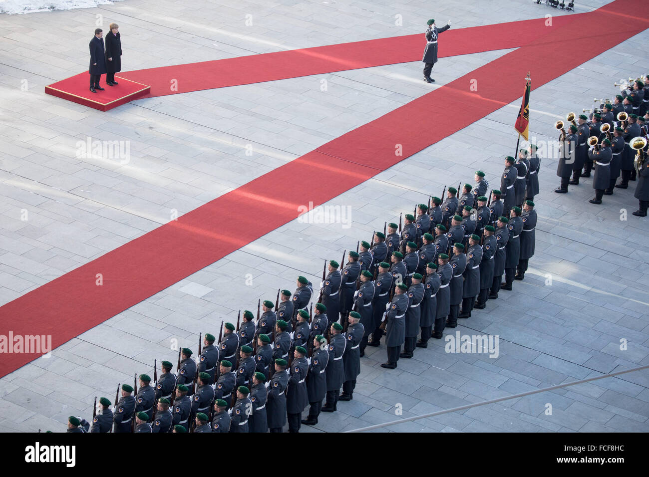 Berlin, Allemagne. 22 janvier, 2016. La chancelière Angela Merkel (CDU) se félicite le Premier Ministre de la Turquie, Ahmet Davutoglu, avec les honneurs militaires en face de la chancellerie fédérale à Berlin, Allemagne, 22 janvier 2016. Les discussions au cours de la première des consultations intergouvernementales germano-turque se concentrer sur des sujets tels que la lutte contre le terrorisme et la politique des réfugiés. PHOTO : MICHAEL KAPPELER/dpa/Alamy Live News Banque D'Images