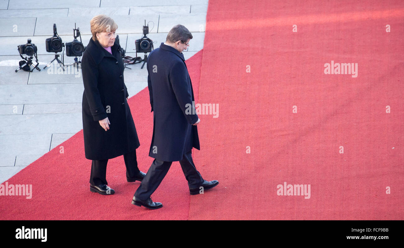 Berlin, Allemagne. 22 janvier, 2016. La chancelière Angela Merkel (CDU, L) se félicite le Premier Ministre de la Turquie, Ahmet Davutoglu, avec les honneurs militaires en face de la chancellerie fédérale à Berlin, Allemagne, 22 janvier 2016. Les discussions au cours de la première des consultations intergouvernementales germano-turque se concentrer sur des sujets tels que la lutte contre le terrorisme et la politique des réfugiés. PHOTO : MICHAEL KAPPELER/dpa/Alamy Live News Banque D'Images