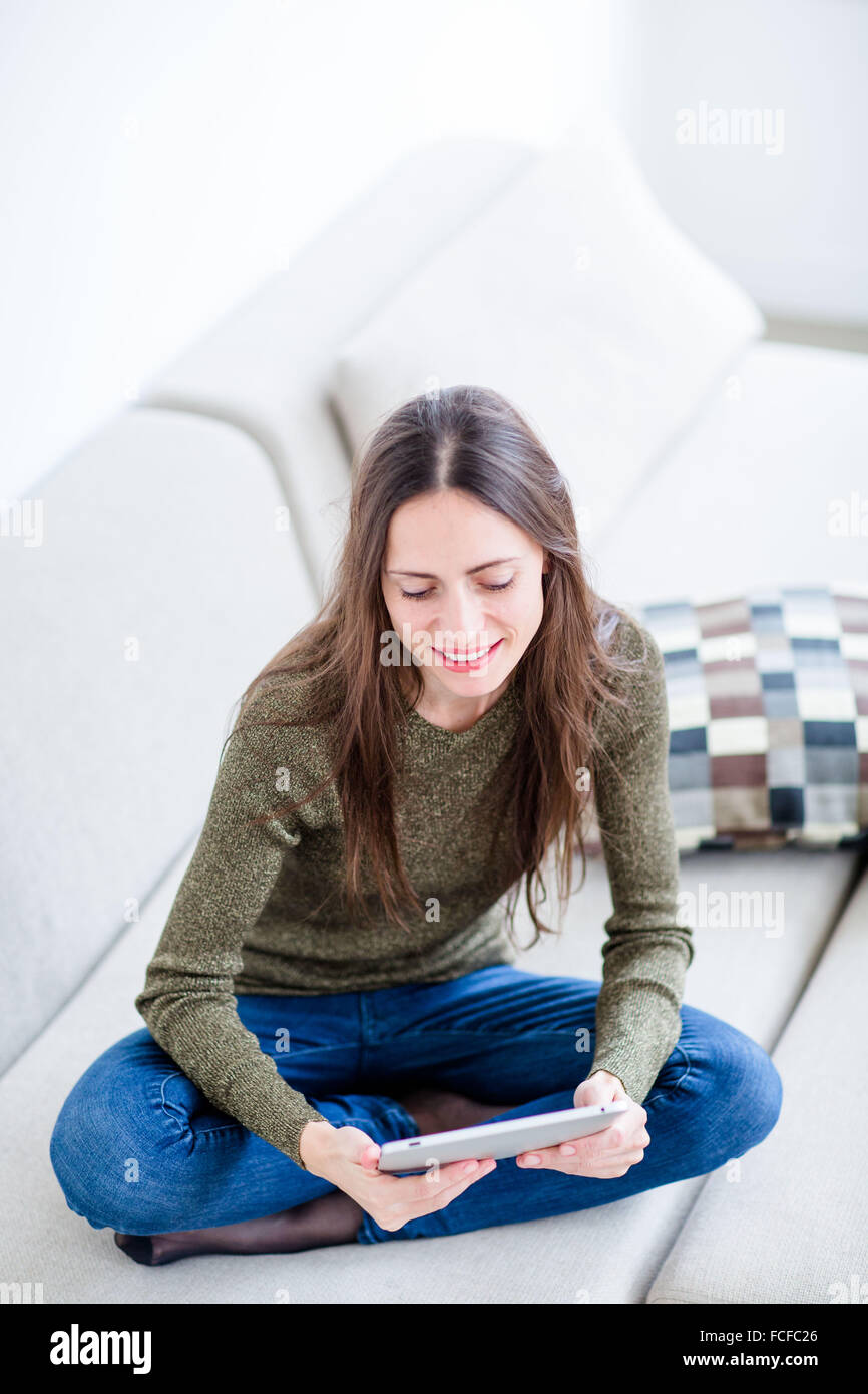 Woman using digital tablet. Banque D'Images