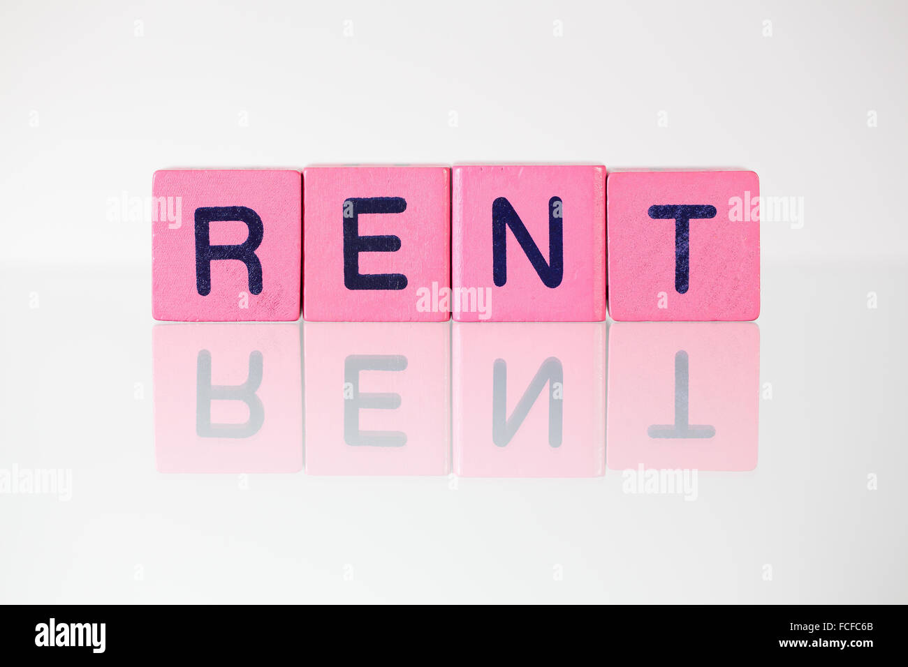 Louer - une inscription à partir de blocs en bois pour enfants Banque D'Images