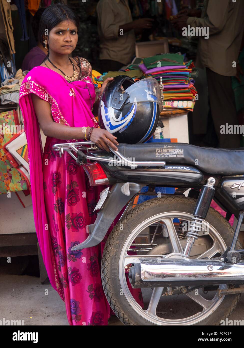 Indian woman on motorbike Banque de photographies et d'images à haute  résolution - Alamy