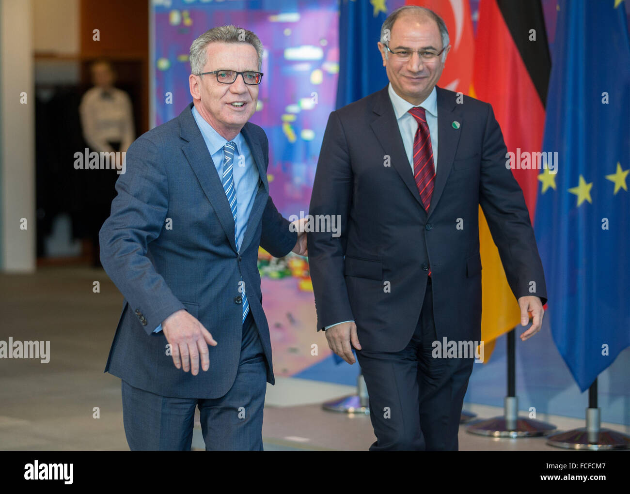 Berlin, Allemagne. 22 janvier, 2016. Le ministre allemand de l'intérieur Thomas de Maizière (CDU) et l, Ministre de l'intérieur turc Efkan Ala marche à côté de l'autre dans la chancellerie allemande à Berlin, Allemagne, 22 janvier 2016. Les politiciens s'est entretenu pour discuter de sujets concernant la lutte contre le terrorisme et les réfugiés politiques durant la première des consultations intergouvernementales germano-turque. Photo : Michael Kappeler/dpa/Alamy Live News Banque D'Images