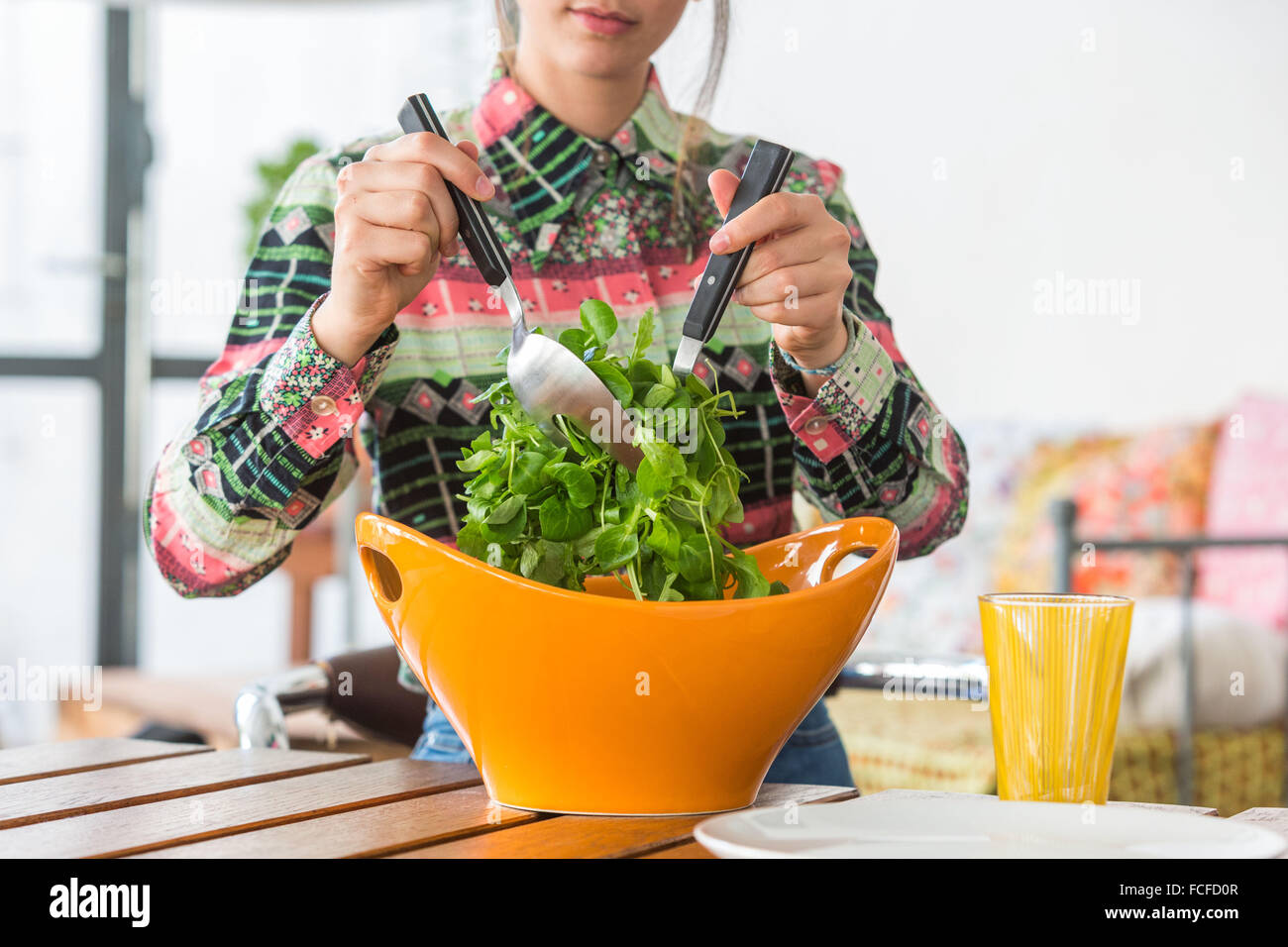 Femme préparant une salade. Banque D'Images