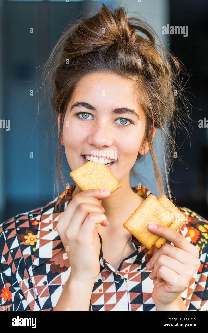 Woman eating cookies. Banque D'Images