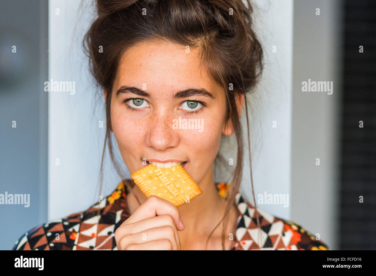 Woman eating cookies. Banque D'Images