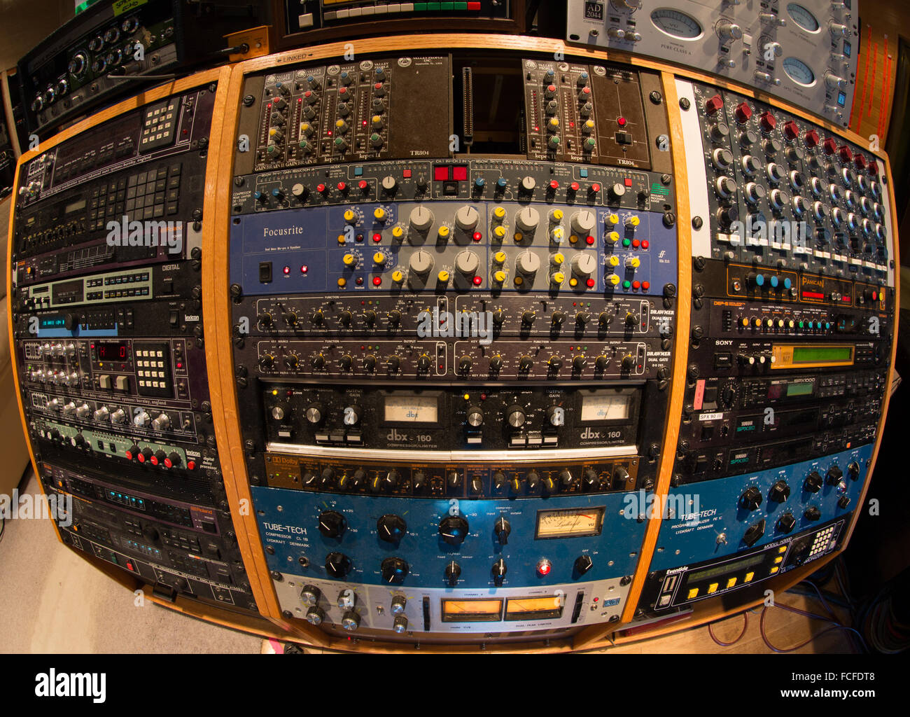 Studio d'enregistrement de musique rack d'effets, égaliseurs, compresseurs,  délai numérique, processeurs d'effets numériques, harmonizers Photo Stock -  Alamy