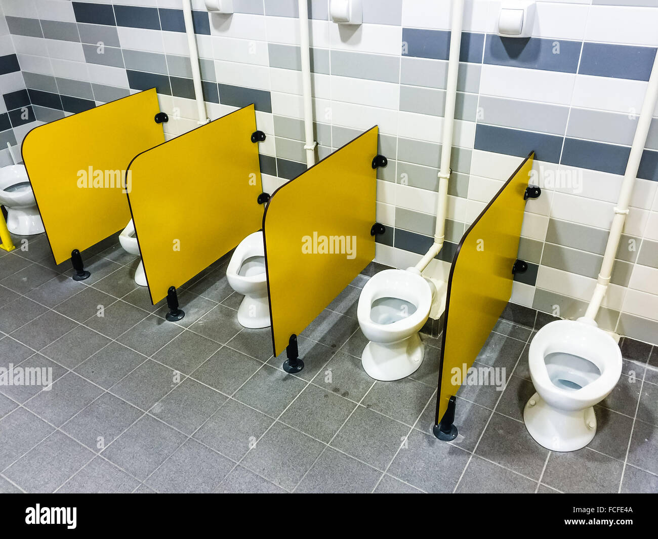 Toilettes dans l'école primaire Photo Stock - Alamy