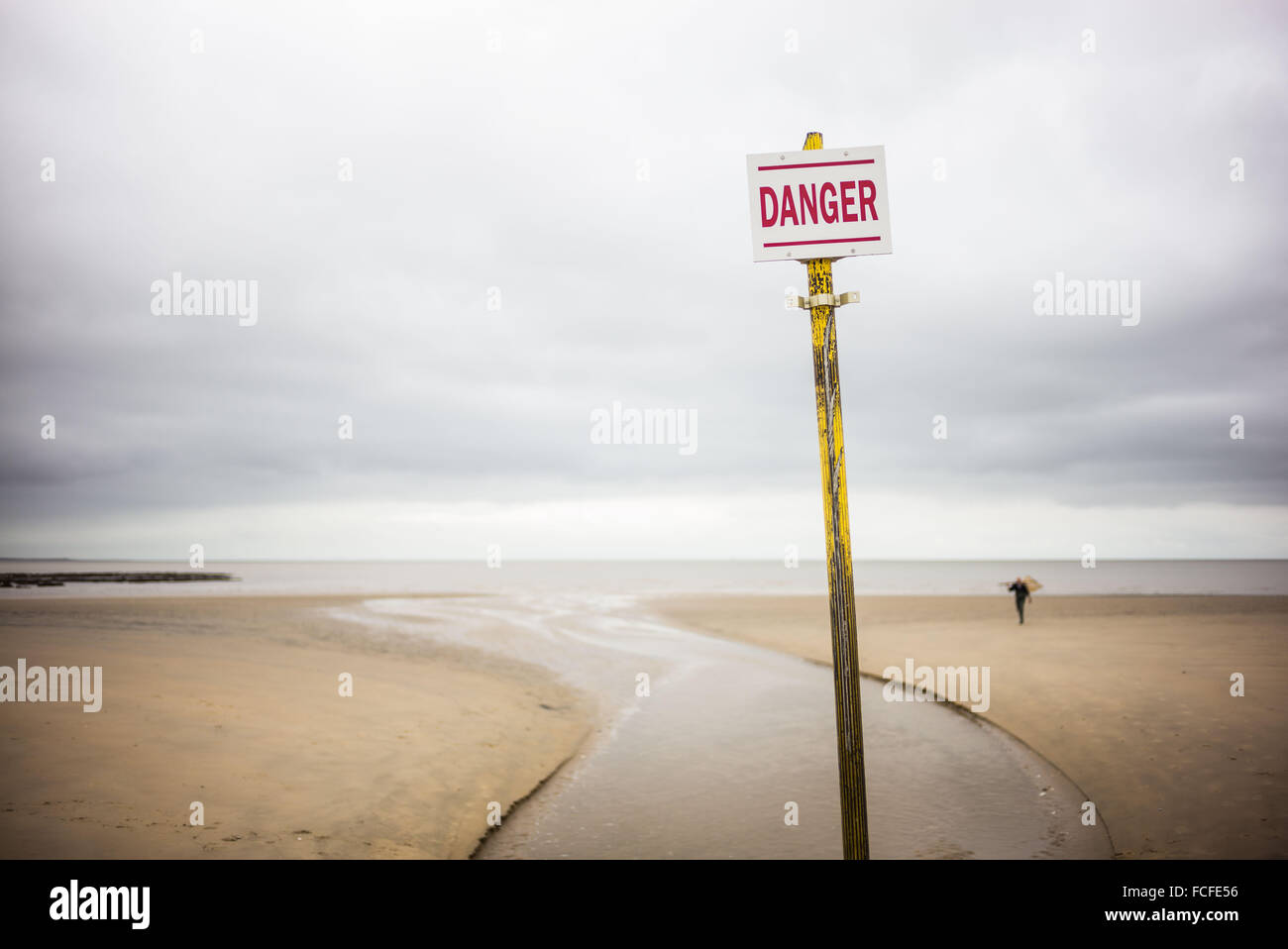 Le signe de danger sur une plage. Banque D'Images
