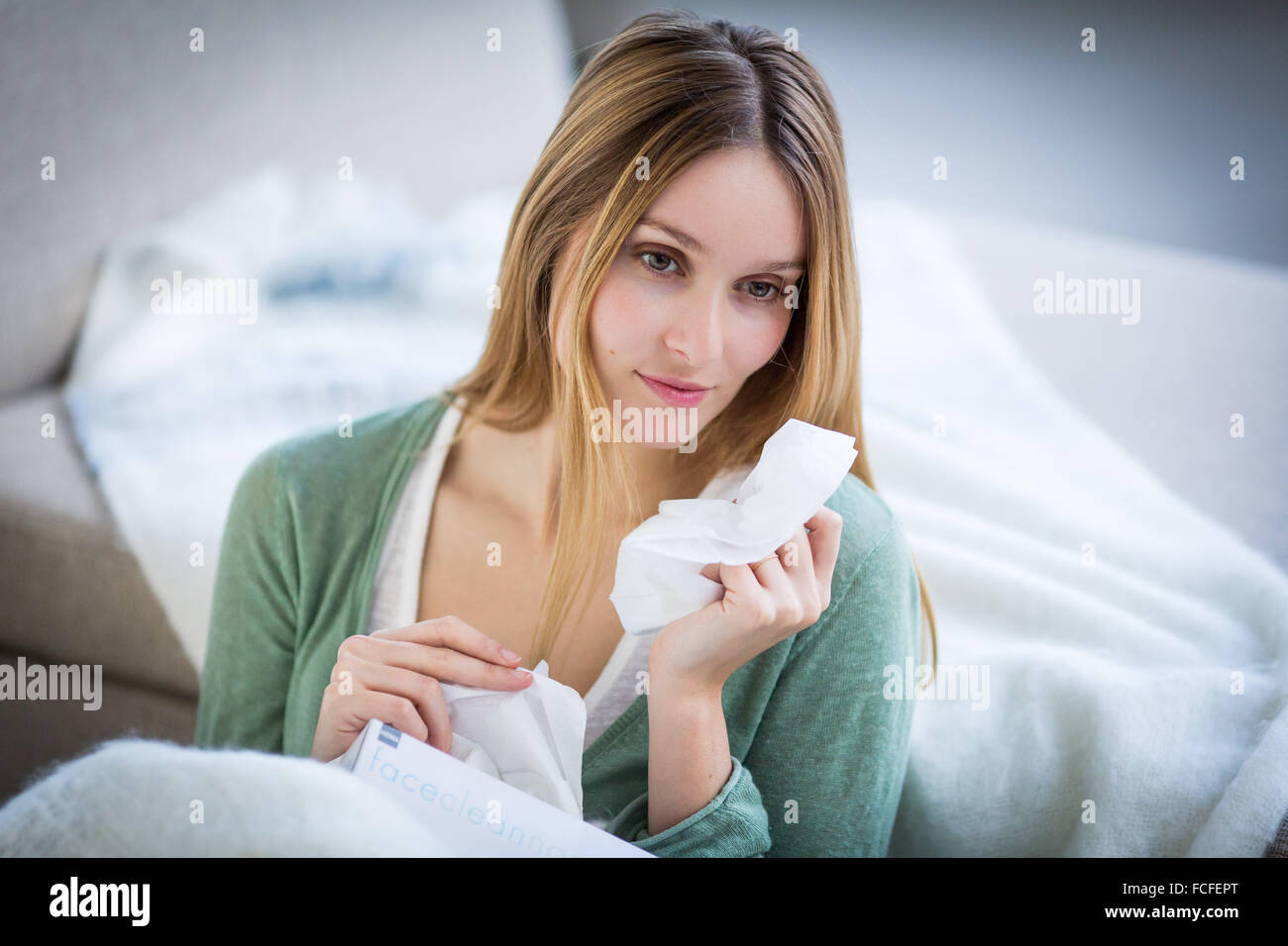 Femme avec une froide en utilisant des tissus. Banque D'Images
