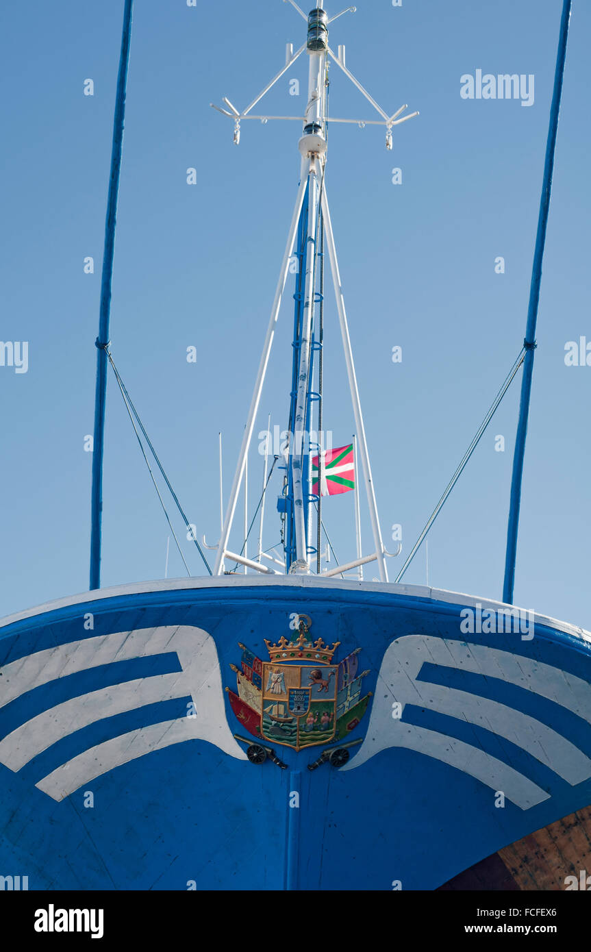 Photo verticale de la pêche thonière commerciale navire au port. Hondarribia, Pays Basque, Espagne. Banque D'Images
