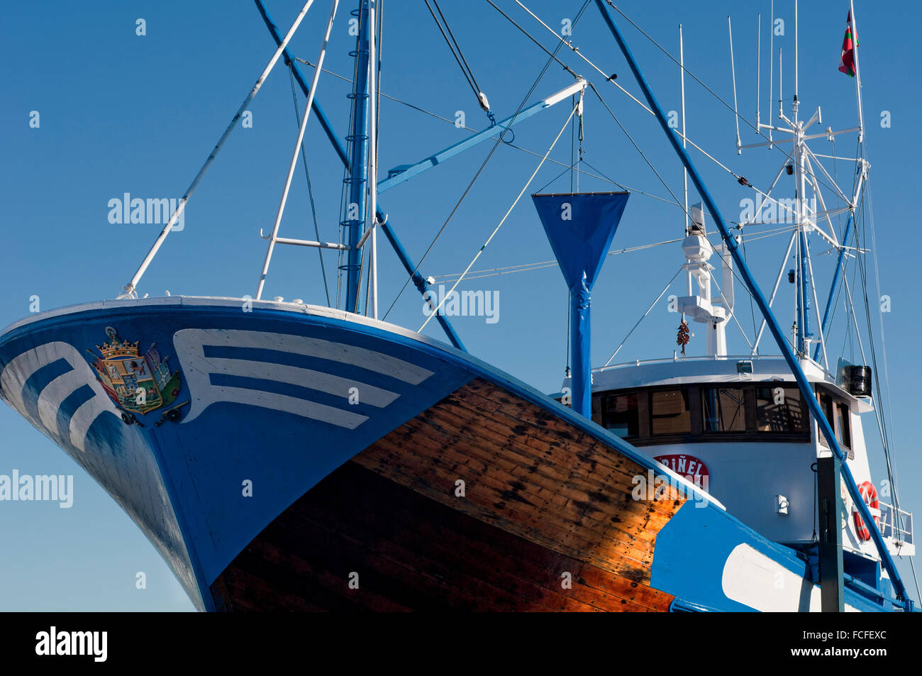 Photo horizontale de la pêche thonière commerciale navire au port. Hondarribia, Pays Basque, Espagne. Banque D'Images