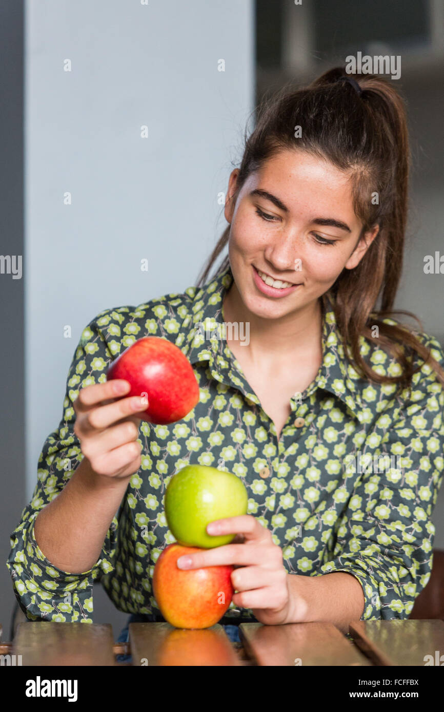 Femme de manger une pomme. Banque D'Images