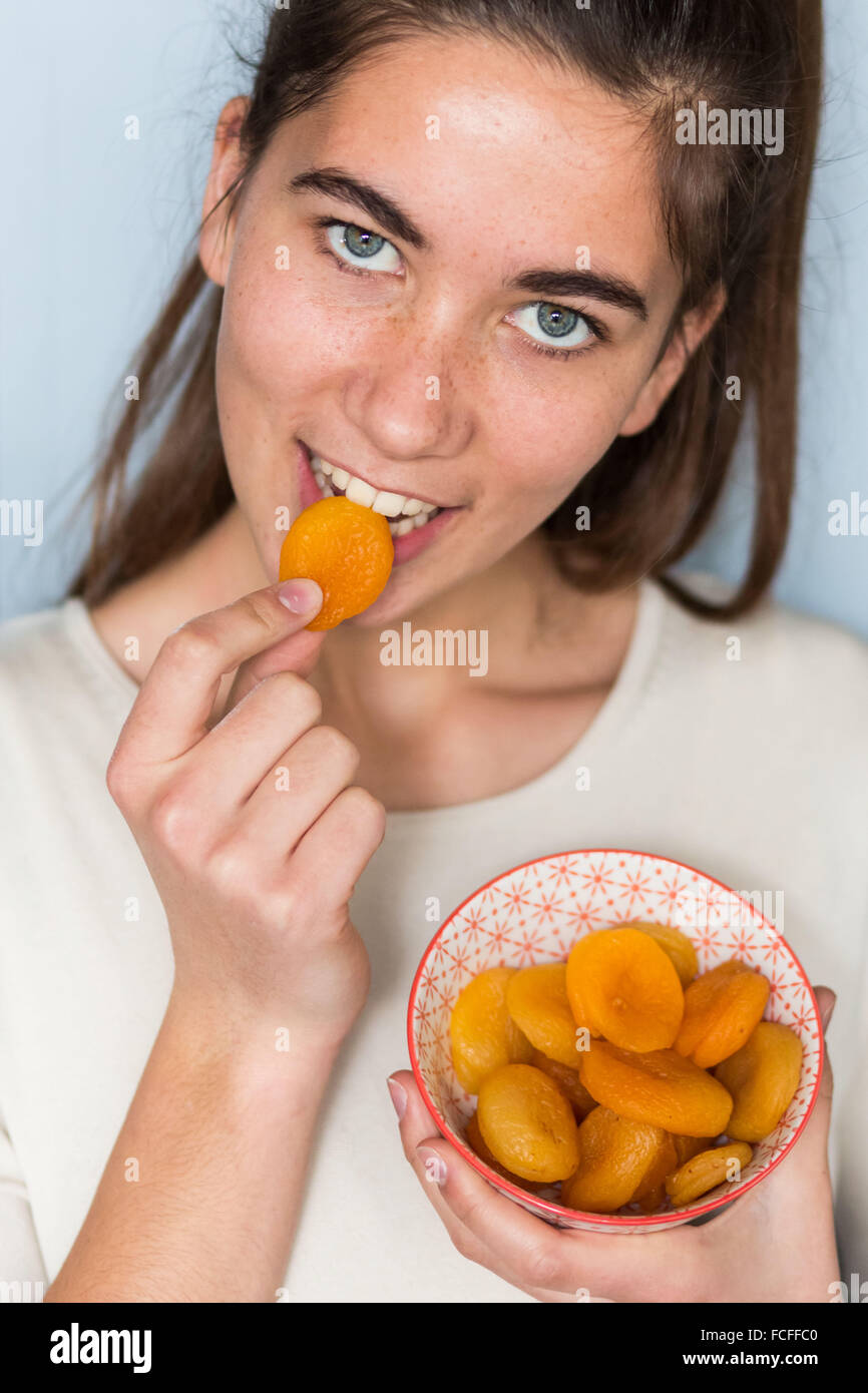 Woman eating dry abricot. Banque D'Images