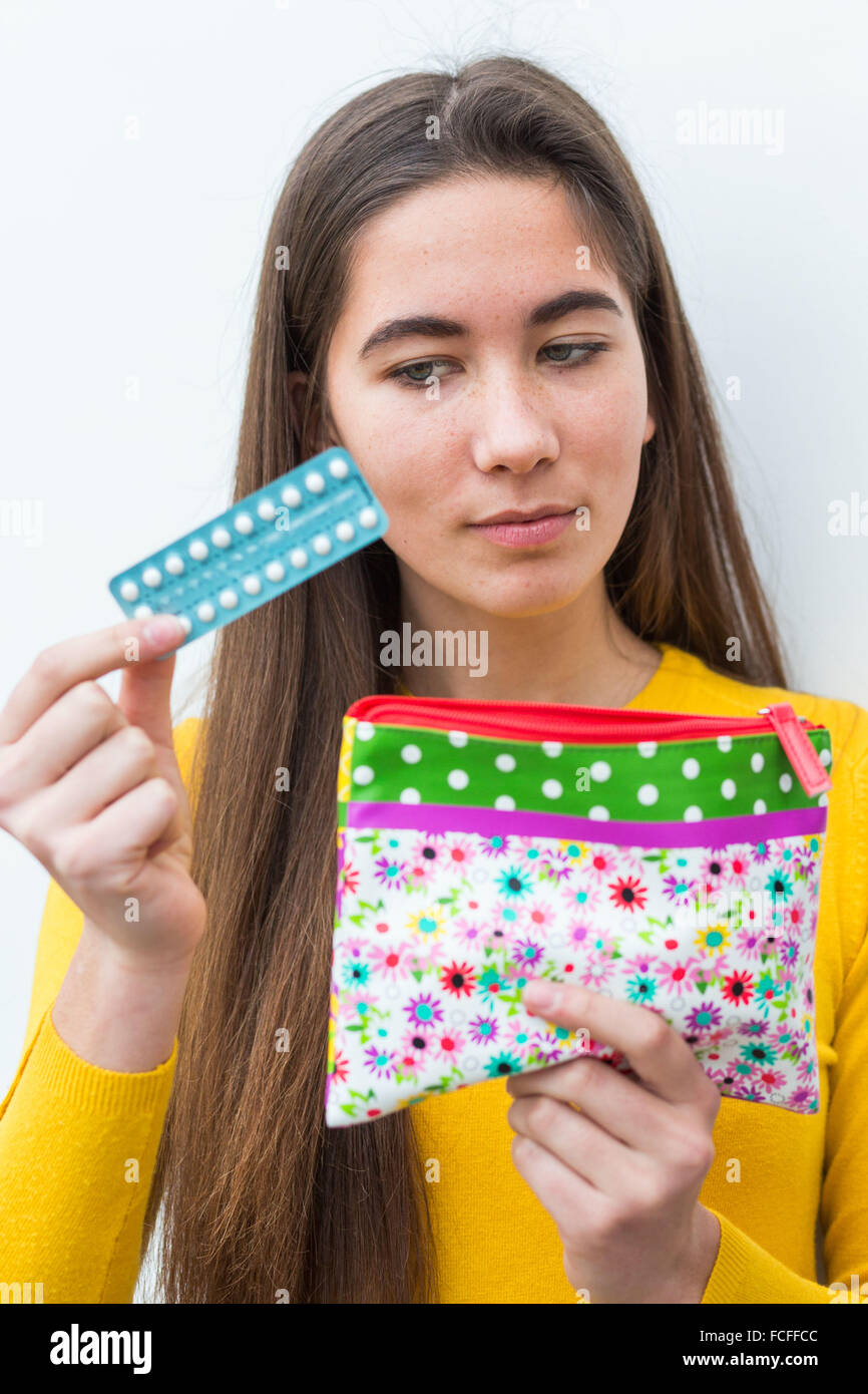 Femme tenant la contraception orale comprimé. Banque D'Images