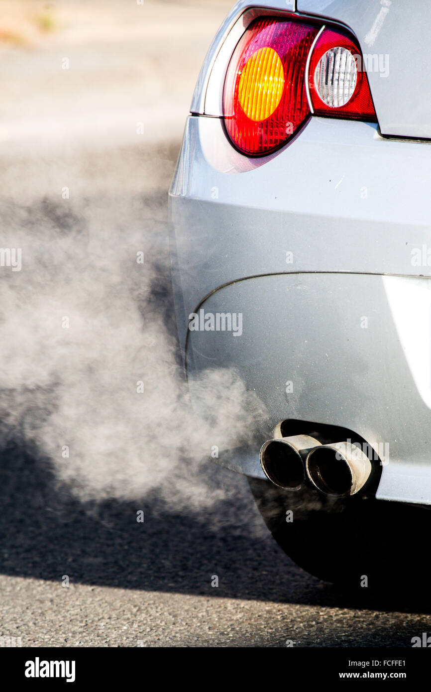 Les gaz d'échappement des véhicules à moteur. Banque D'Images
