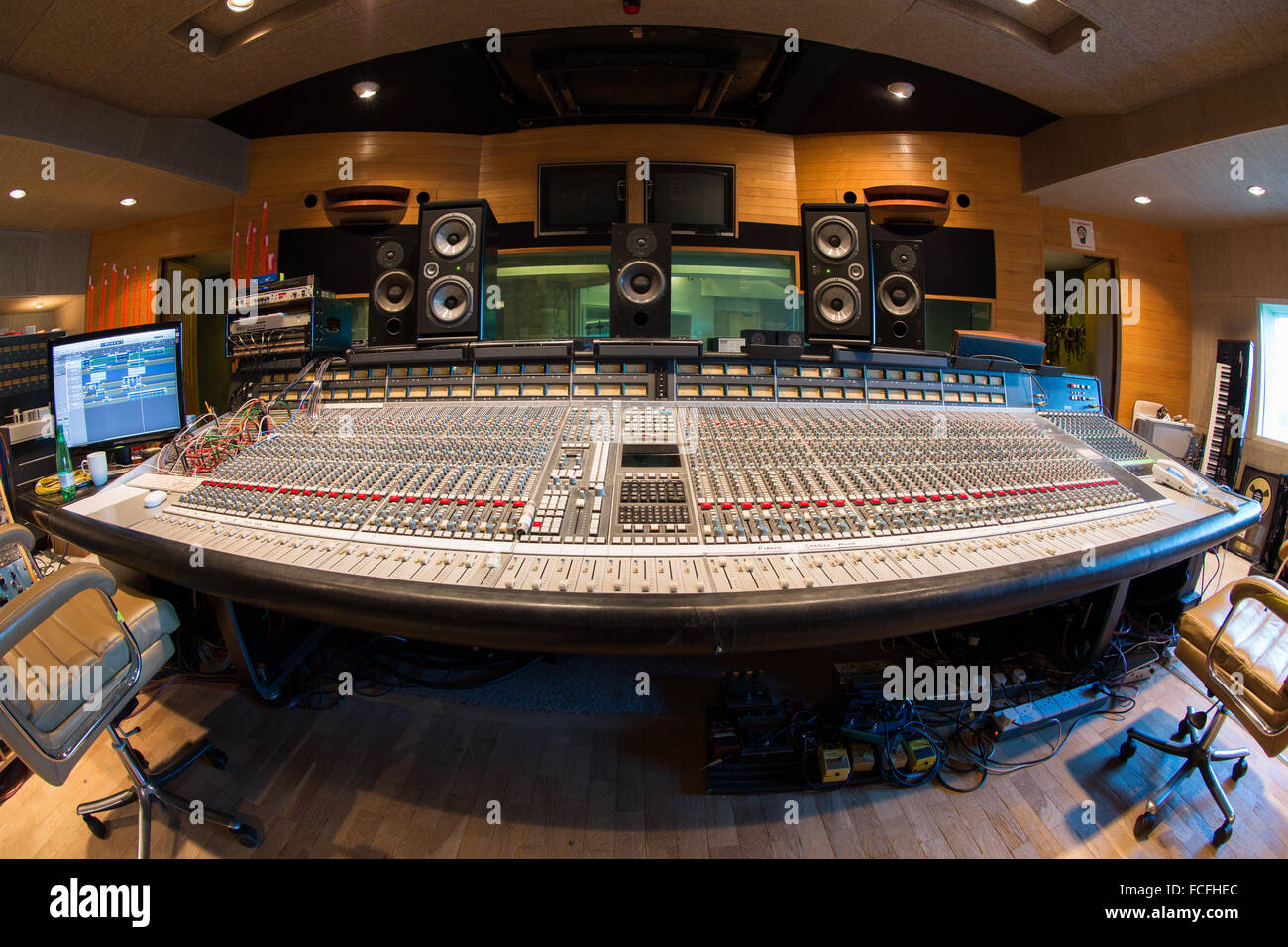 Vue latérale du mixage sonore ssl série e 24 Avec Focal Professional Twin 6s et pro ac studio 100 Mk 2 et 1 haut-parleurs studio Banque D'Images