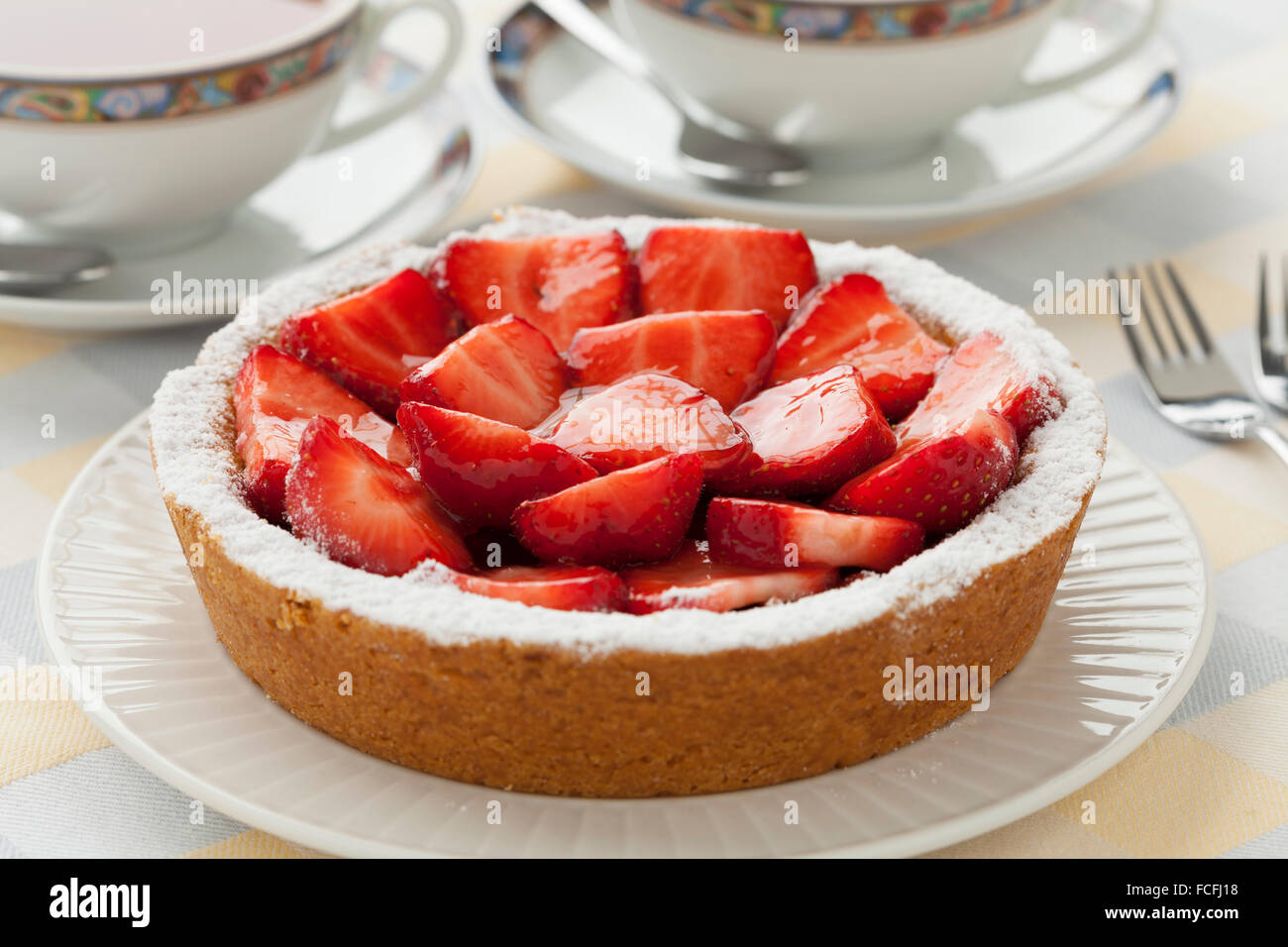 Pâtisserie aux fraises fraîches faites maison à l'heure du thé Banque D'Images