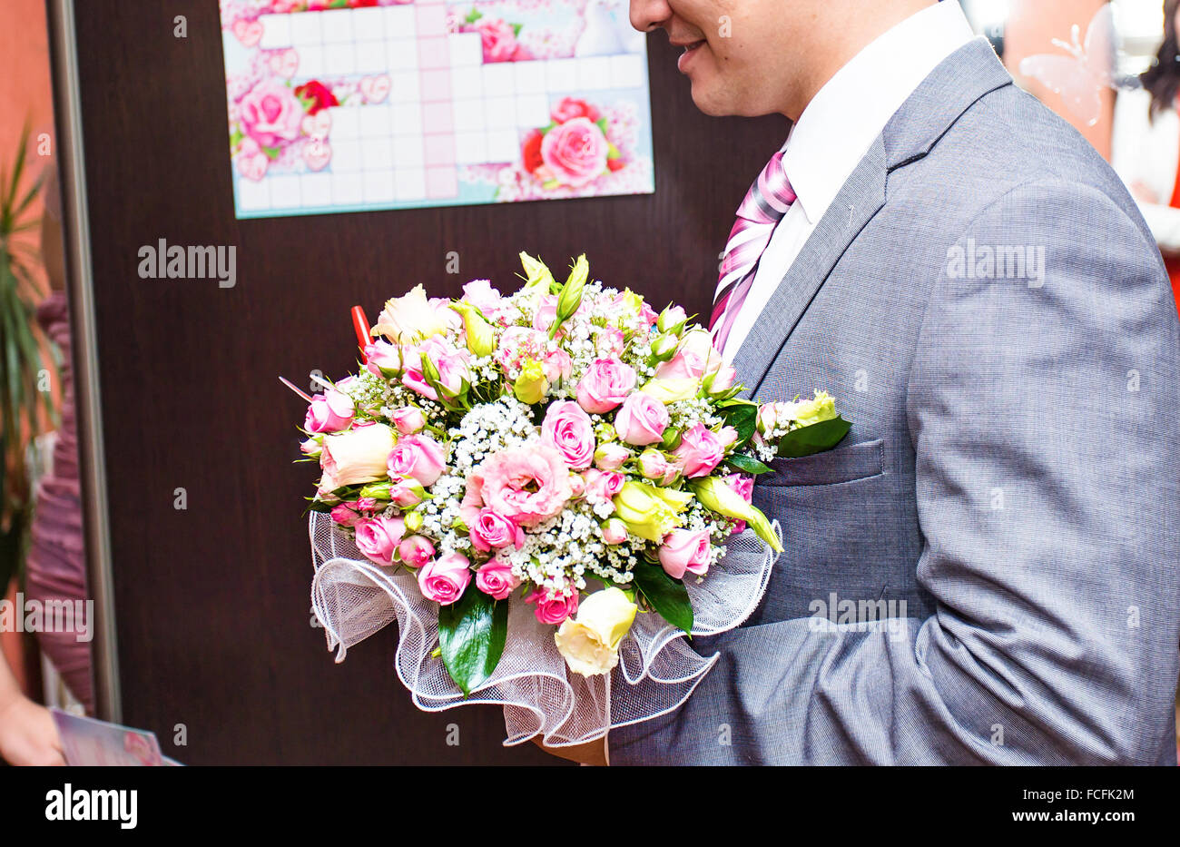 Groom holding bouquet de mariage Banque D'Images