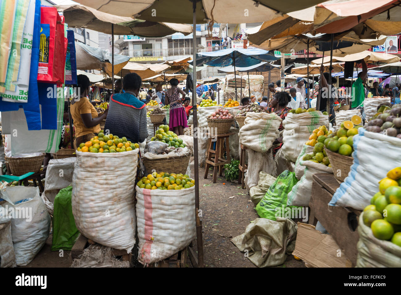 Scène de rue dans un marché à Kampala, Ouganda Banque D'Images