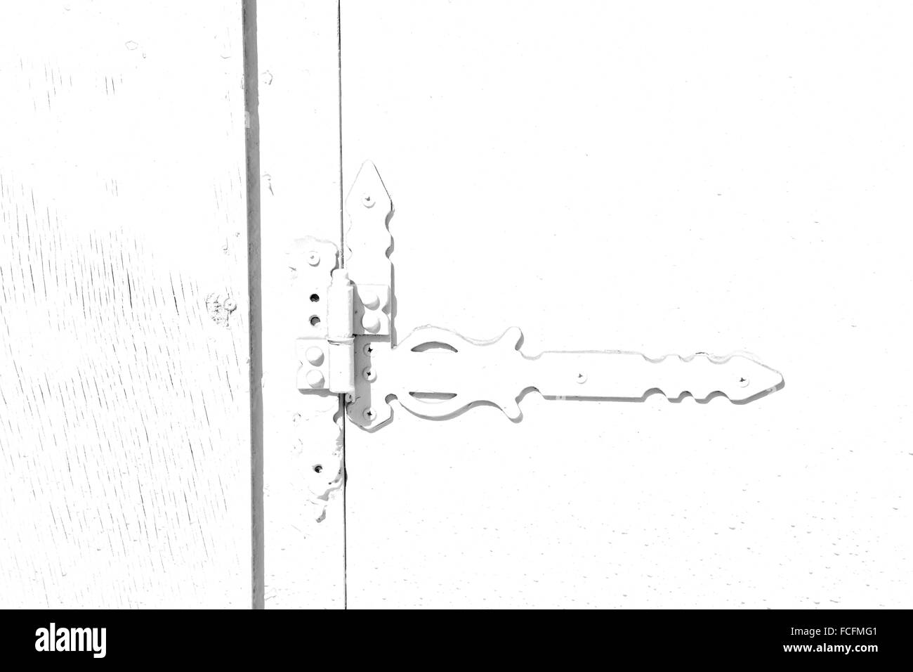 Dans l'ancien mur une fenêtre battante bois bleu et métal rouillé Banque D'Images