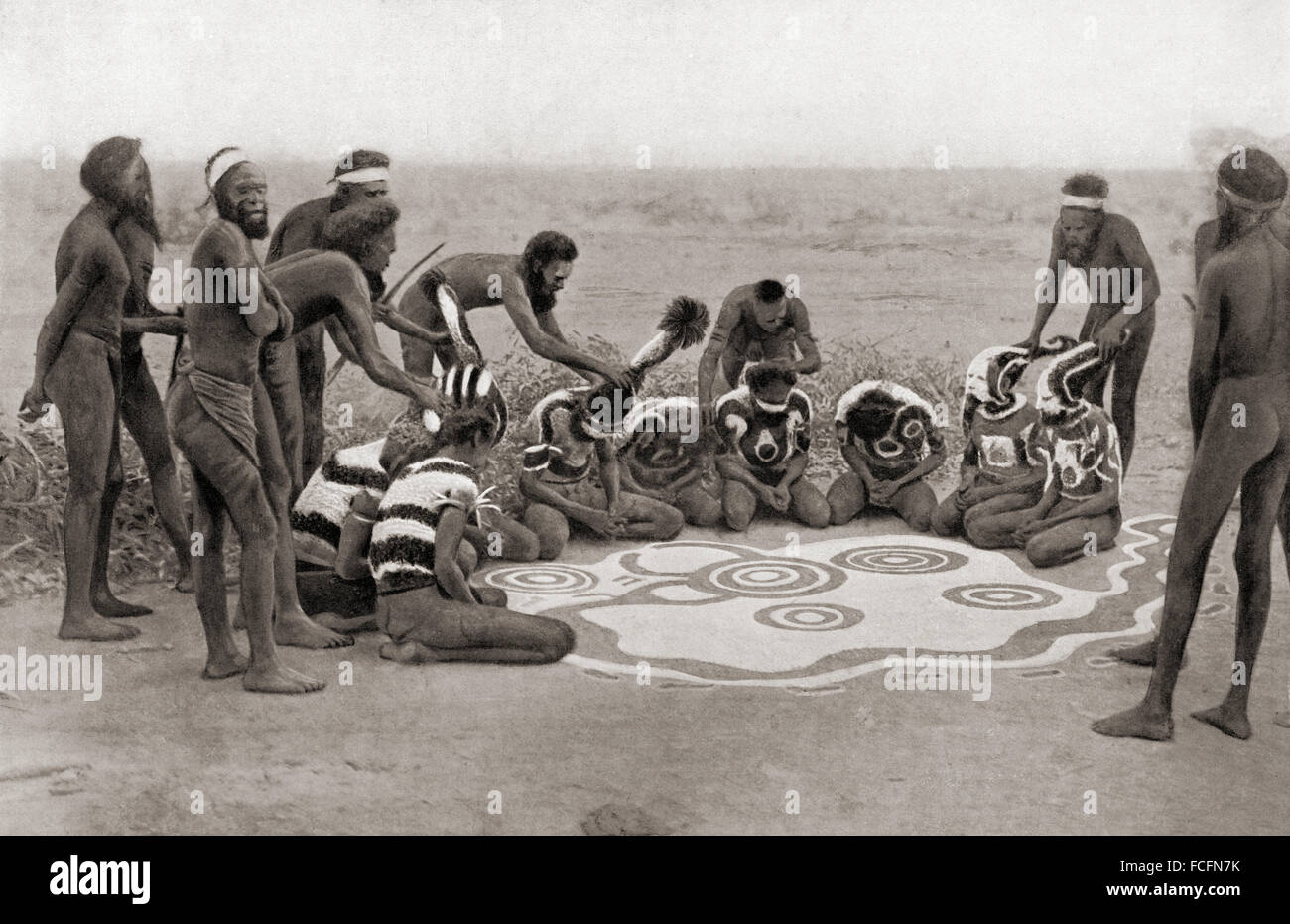 Une cérémonie totémique de la tribu Warramunga, Australie. La cérémonie finale dans le cadre de l'Wollunqua Totem de la tribu Warramunga. Les décorations sont prises au large des artistes interprètes ou exécutants. Le dessin représente les errances de l'ancêtre totem, un serpent mythique. Après une photographie du 19e siècle. Banque D'Images