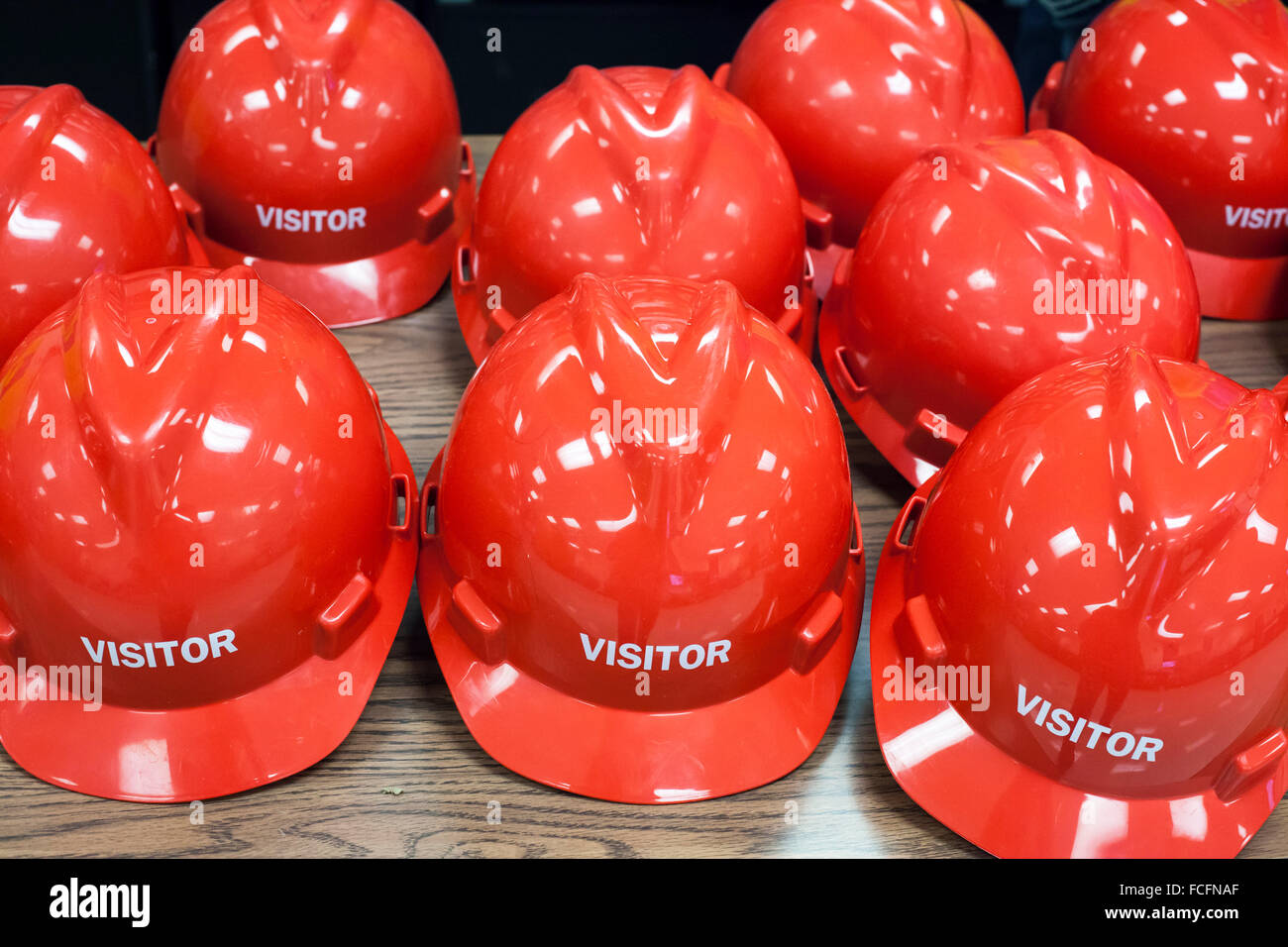 Muskegon, Michigan - Casques de sécurité pour les consommateurs de l'énergie tournée visiteurs B.C. Cobb centrale au charbon. Banque D'Images