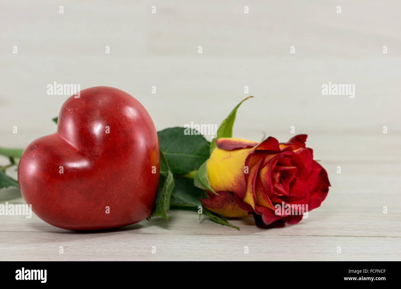 Rose rouge avec forme de coeur sur fond de bois pour la fête des mères, saint valentin ou Banque D'Images