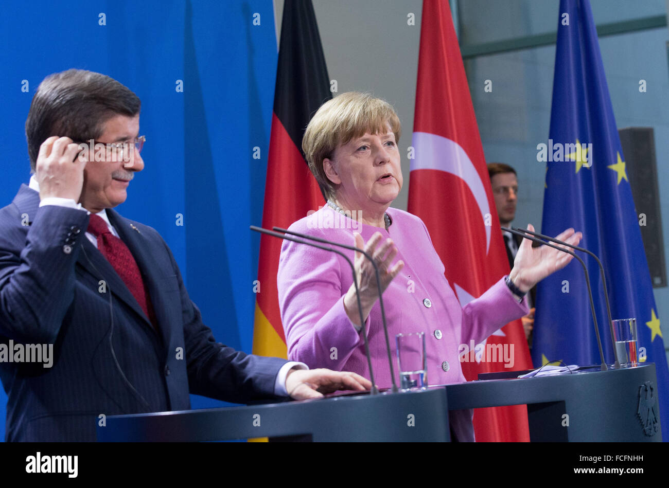 Berlin, Allemagne. 22 janvier, 2016. La chancelière allemande, Angela Merkel (CDU) et le Premier ministre turc Ahmet Davutoglu en discussion au cours d'une conférence de presse à la chancellerie allemande à Berlin, Allemagne, 22 janvier 2016. Les politiciens s'est entretenu pour discuter de sujets concernant la lutte contre le terrorisme et les réfugiés politiques durant la première des consultations intergouvernementales germano-turque. PHOTO : KAY NIETFELD/dpa/Alamy Live News Banque D'Images