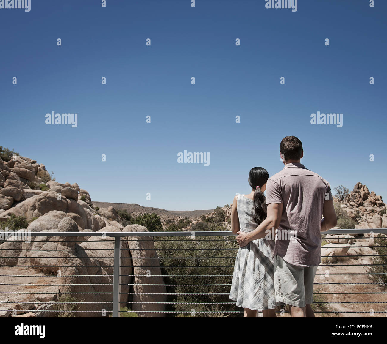 Un homme et une femme sur la terrasse d'une maison écologique, la recherche sur le paysage rocheux Banque D'Images