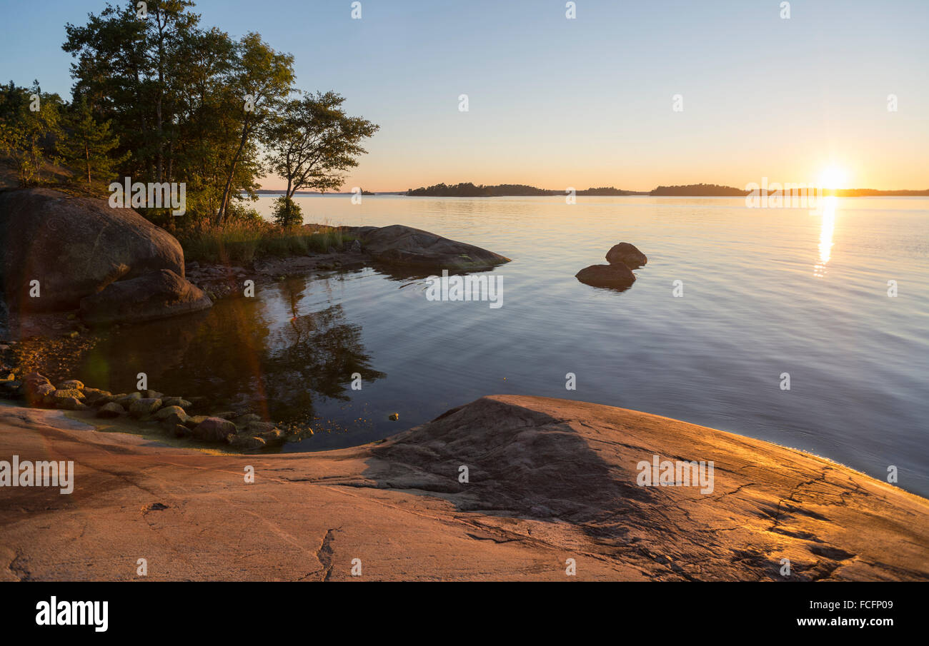 Coucher de soleil sur la mer et la côte rocheuse de l'île de l'archipel Yxlan près de Stockholm en Suède Banque D'Images