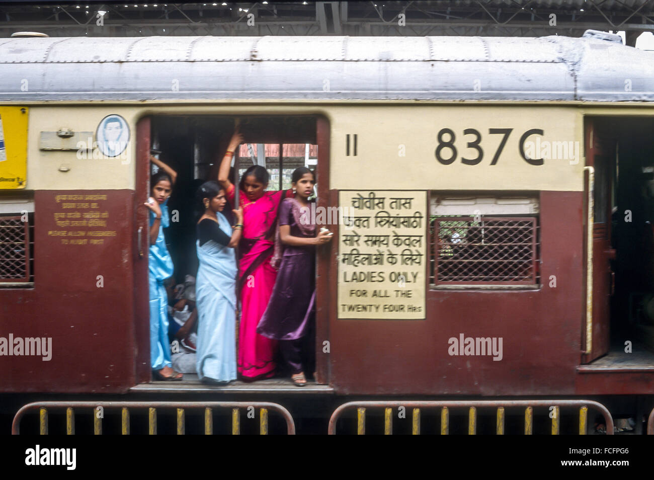 La femelle seule dans un train de transport de banlieue de Mumbai, ou de Bombay, en Inde. Banque D'Images