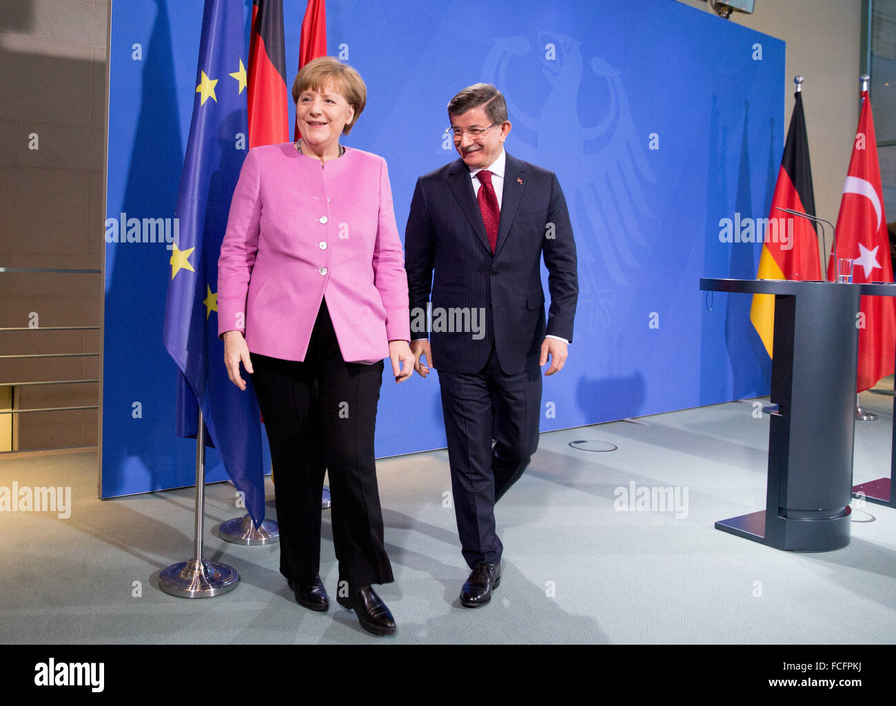 Berlin, Allemagne. 22 janvier, 2016. La chancelière allemande, Angela Merkel (CDU) et le Premier ministre turc Ahmet Davutoglu en discussion au cours d'une conférence de presse à la chancellerie allemande à Berlin, Allemagne, 22 janvier 2016. Les politiciens s'est entretenu pour discuter de sujets concernant la lutte contre le terrorisme et les réfugiés politiques durant la première des consultations intergouvernementales germano-turque. PHOTO : KAY NIETFELD/dpa/Alamy Live News Banque D'Images