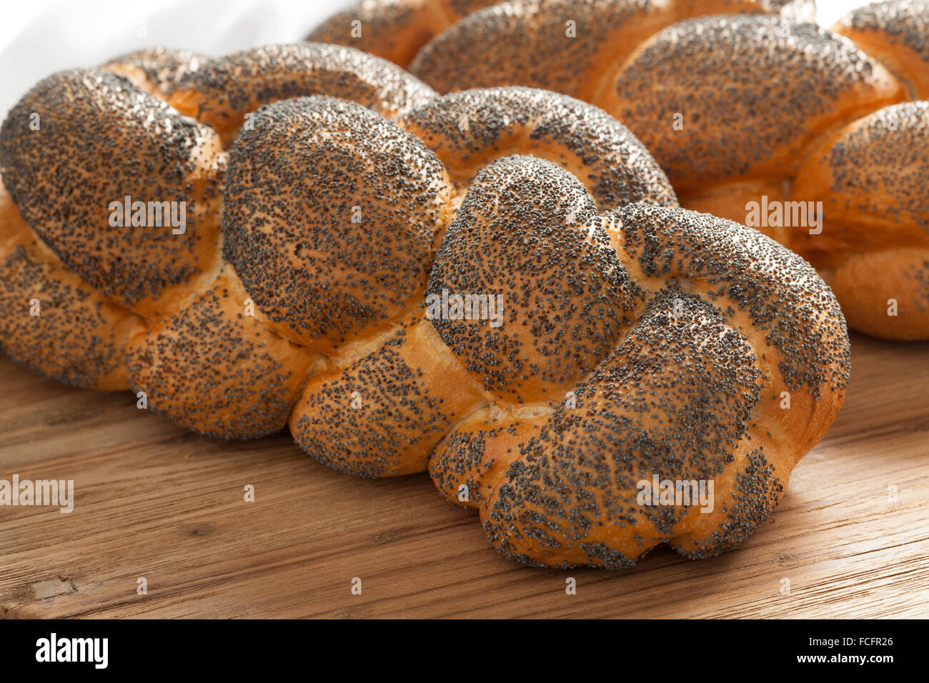 Deux entiers et frais aux graines de pavot pain challah Banque D'Images