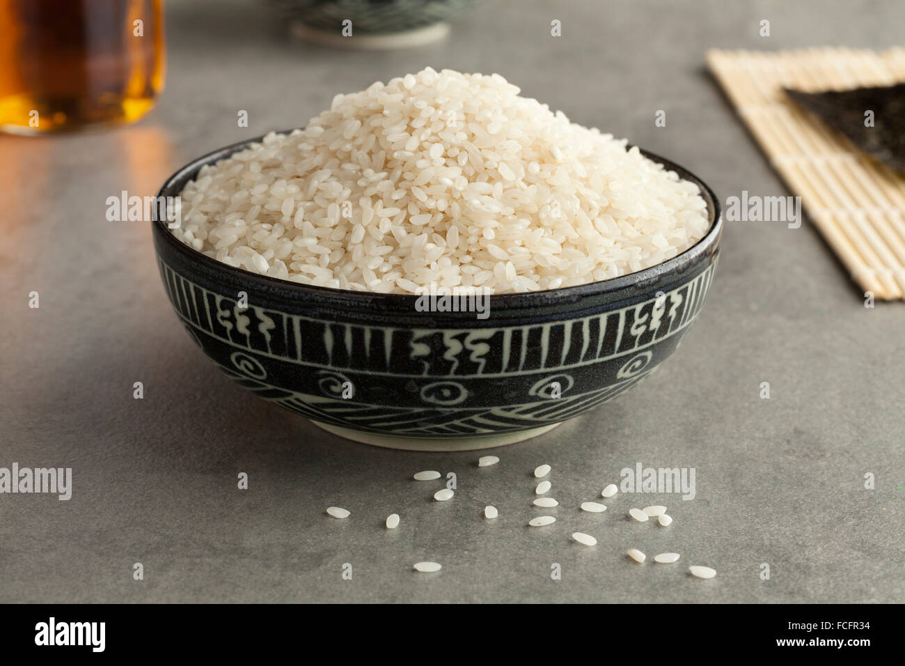 Bol avec du riz à sushi japonais non cuites Banque D'Images