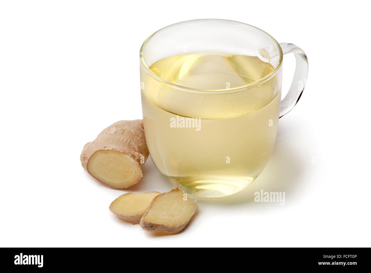 Tasse en verre de thé au gingembre sur fond blanc Banque D'Images