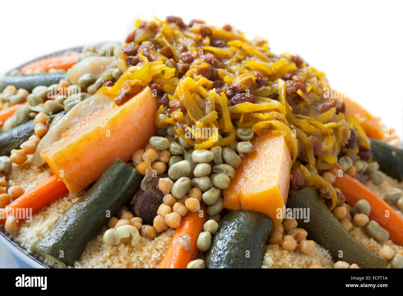 Couscous Marocain de fête avec les oignons et les raisins secs sur un plat close up Banque D'Images