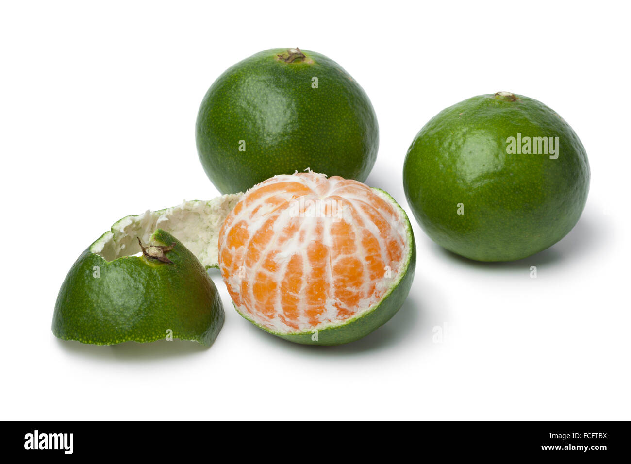 Pelées et vert sur fond blanc fruits satsuma Banque D'Images