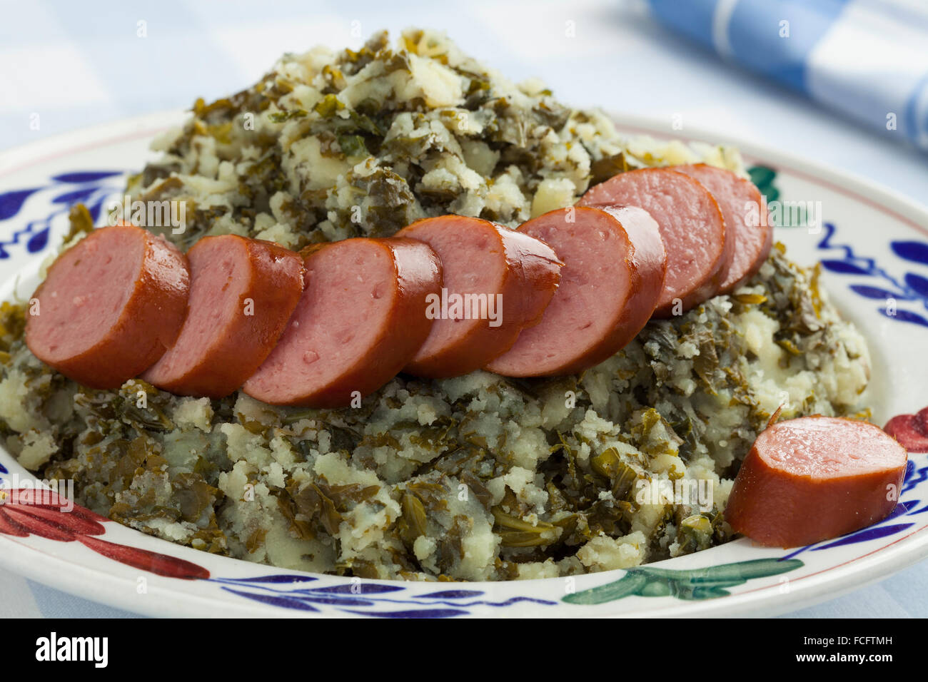 La plaque traditionnelle hollandaise avec compotée de chou frisé et les tranches de saucisse fumée Banque D'Images