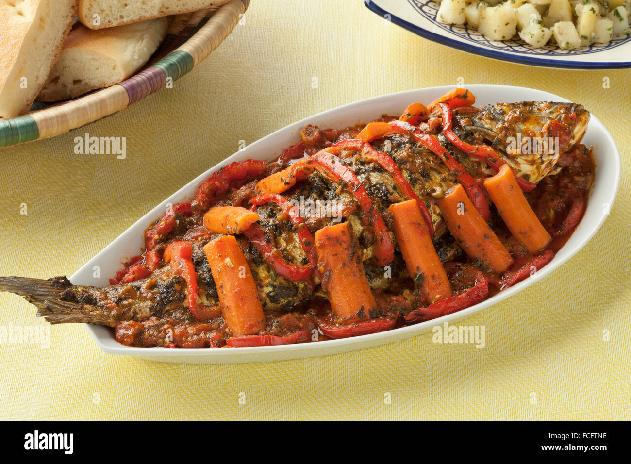 Poisson marocain tagine avec chermoula, pain et salade Banque D'Images