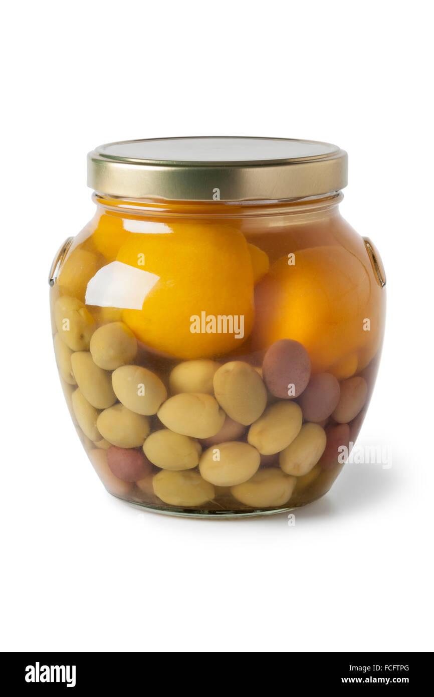 Avec bol en verre marocain olives conservées et citrons sur fond blanc Banque D'Images