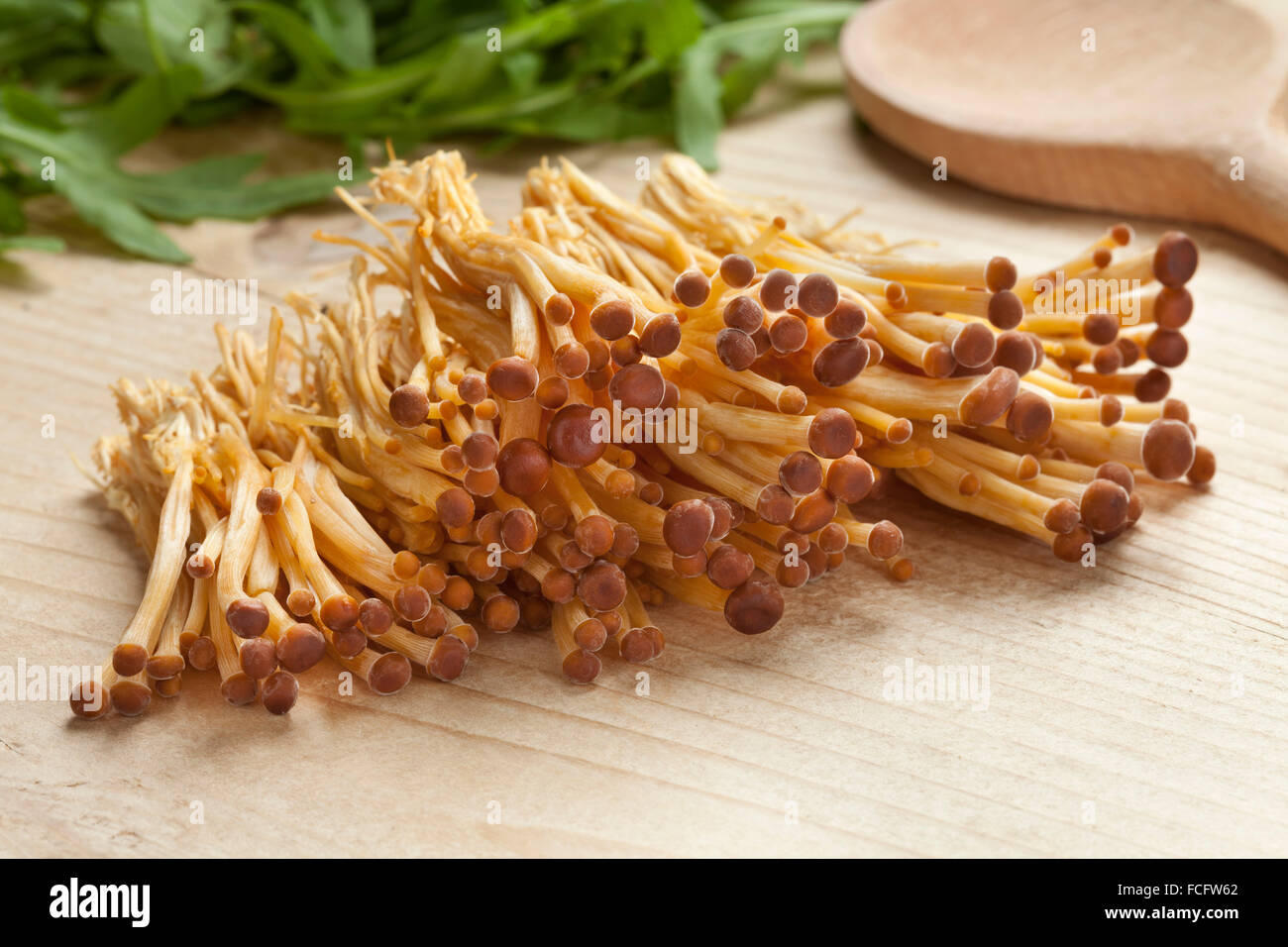 Tas de champignons Enoki doré frais Banque D'Images