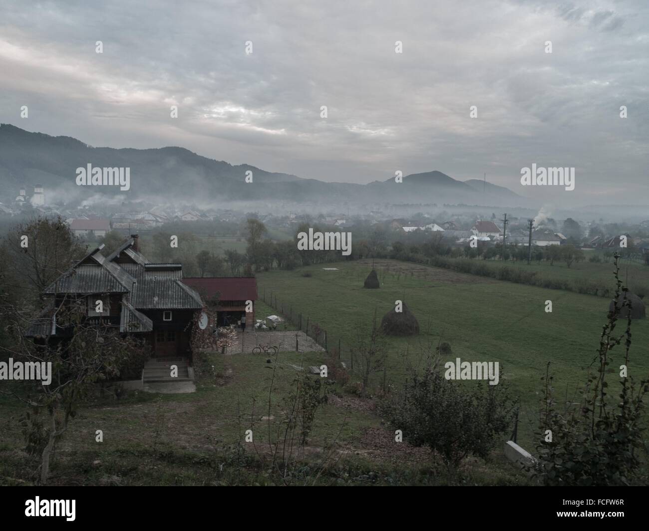 Paysage du village roumain dans la région de Maramures. Banque D'Images