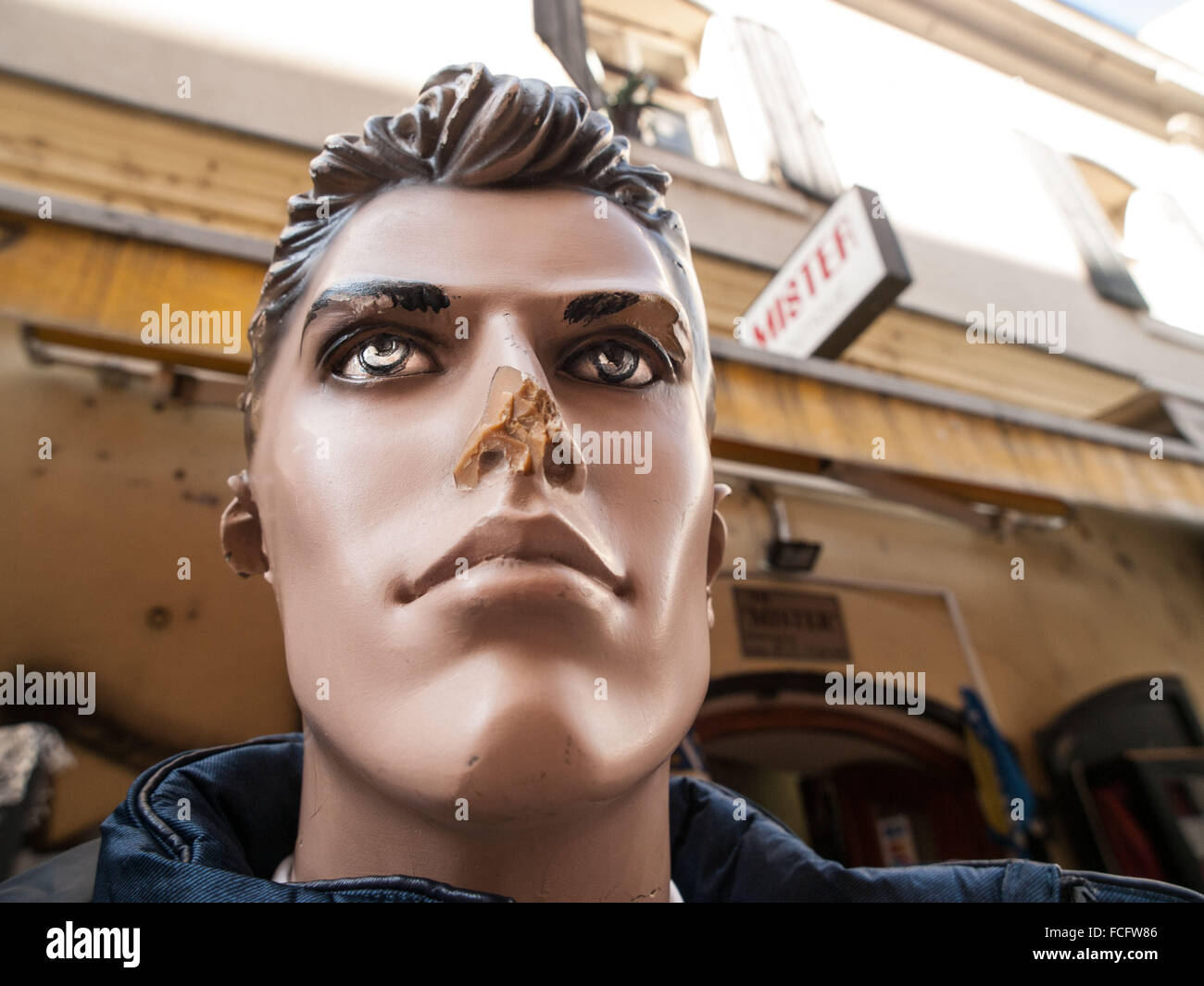Mannequin homme avec tête nez cassé, entreposage extérieur à Sarajevo, Bosnie et Herzégovine, l'Europe. Banque D'Images