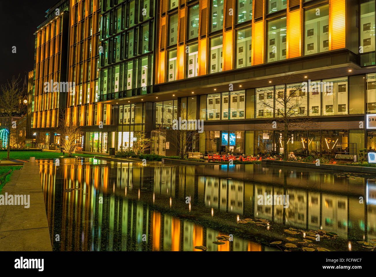 Vue de la nuit de Pancras Square à Londres UK Banque D'Images